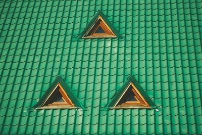 绿色的瓦屋顶的照片
